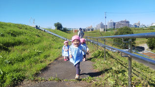 線路手前の土手へ☆彡　まいか先生投稿