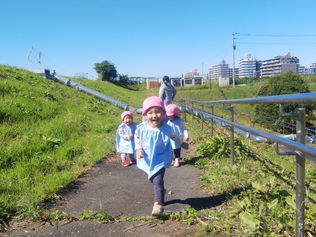 線路手前の土手へ☆彡 まいか先生投稿