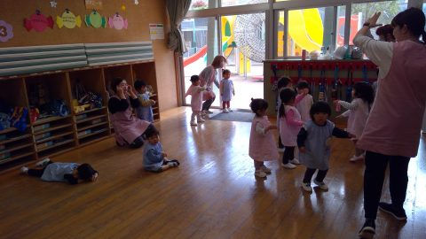 保育園の教室で遊ぶ子供たち。10月【年少々】今週の様子、先生と一緒に踊っています。