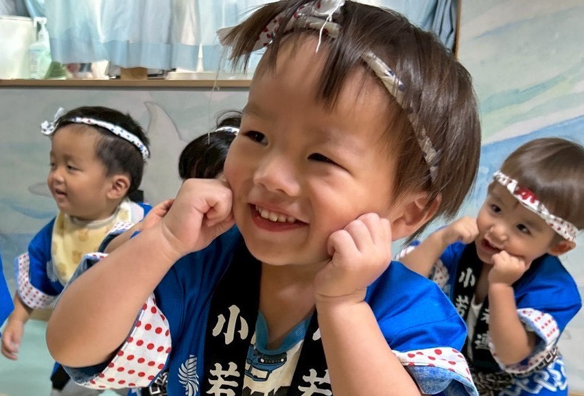 法被を着て笑顔の子どもたち