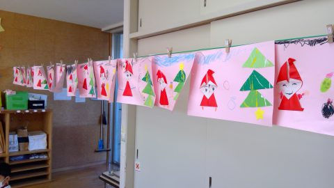 子供たちの絵が飾られている、ピンクの壁。5月【年少々】園内めぐり、賑やかな様子。