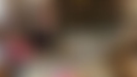 レ・アントルメ国立店主が店頭でお客様を出迎えている