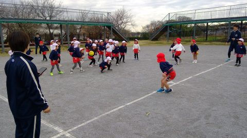 園児たちが運動場で遊んでいる様子、応援する先生。10月【年少々】今週の様子、楽しい活動。