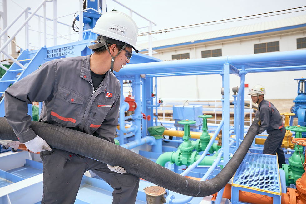 船上で作業中の船乗り