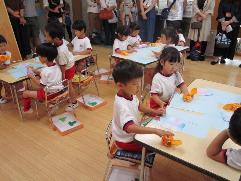 園児たちがお絵かきをする様子、多くの保護者が見学。年長組　参観日、楽しそうな姿が印象的です。