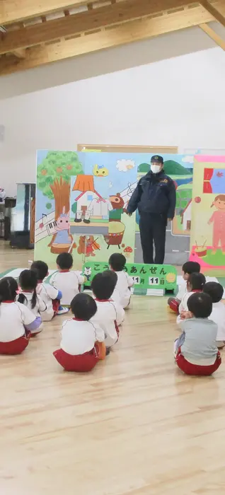 制服の男性が子供たちに安全教育を行っている様子