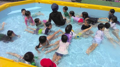 子供たちがプールで水遊び、楽しそう!6月【年少々】今週の様子。先生も一緒、夏の暑さ対策。