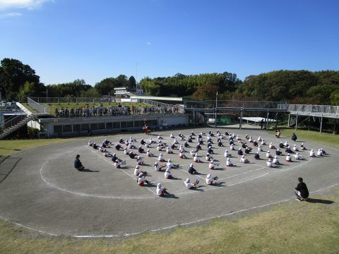 運動場で整列し体操する子供たち 年長組　参観日 青空の下での運動風景