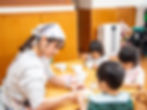 子供と先生が笑顔でいる様子