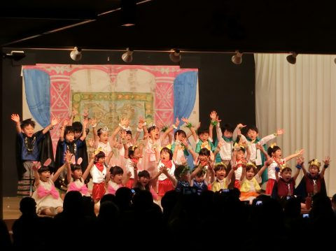 幼稚園児達がステージで手を振っている様子。年中組　お店屋さんごっこ楽しそうです。