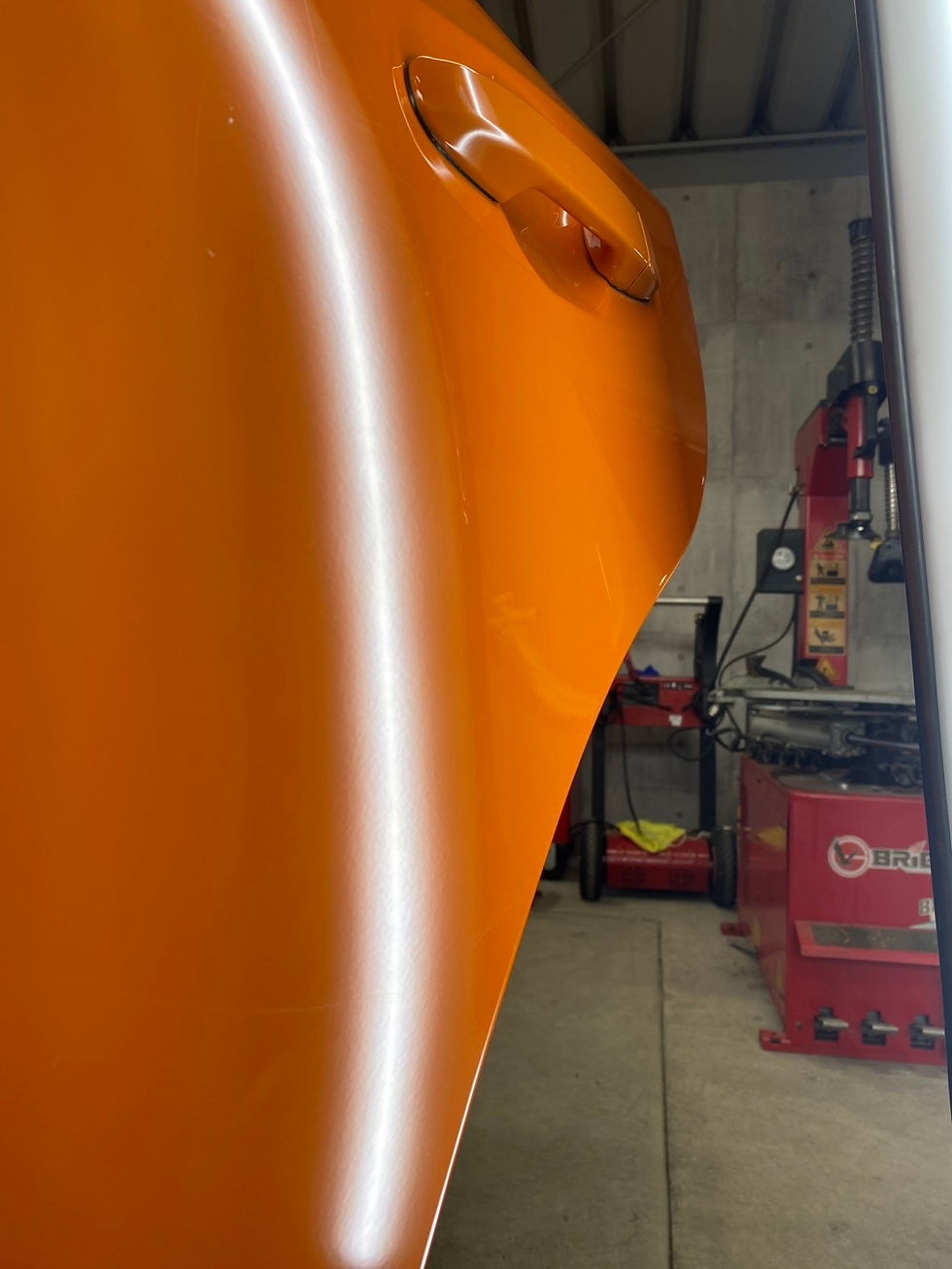 デントリペアで修理が必要な雹害車を確認している