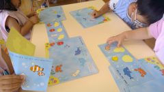 子供たちが海の絵本を制作中。魚や海の生き物のイラスト。1月【年少々】節分製作の様子。