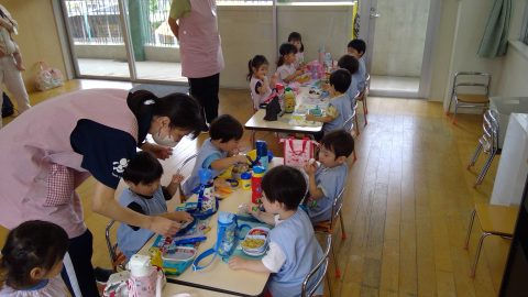 保育園の子供達が工作、先生と一緒に作業中。5月【年少々】今週の様子、楽しい時間。