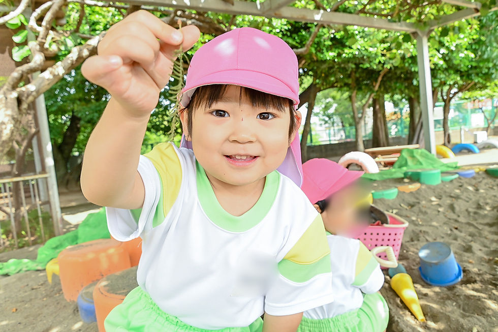 ウサギのパペットで遊ぶ保育士と笑顔の女の子