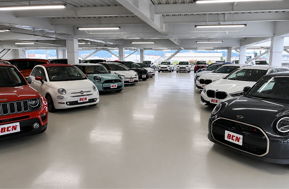 BCNの看板を掲げた多数の中古車が並ぶ屋内展示場
