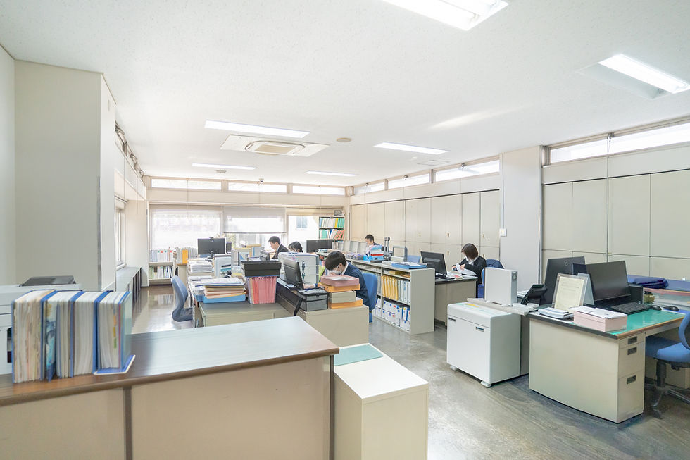 オフィスで仕事をする従業員たち