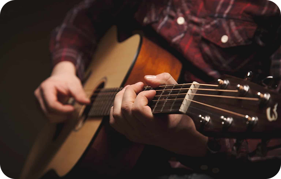 アコースティックギターを演奏する男性