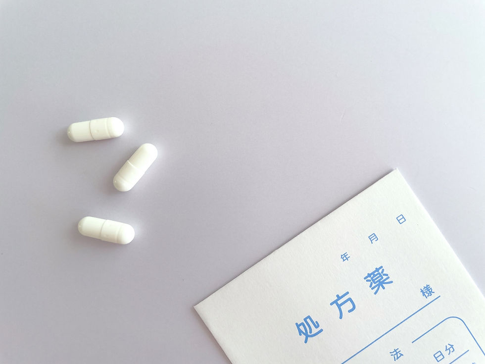 白いカプセル3錠と「処方箋」と書かれた医療用紙。