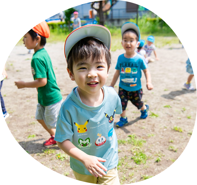 戸外で遊ぶ園児