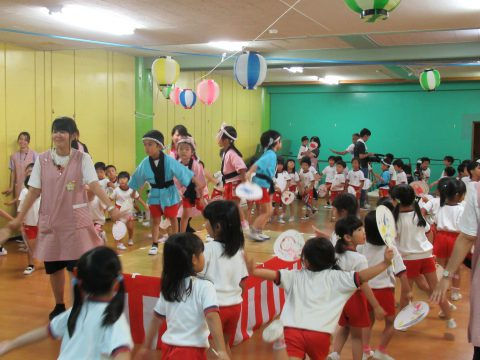 子供たちが踊る姿、夏祭り!年中組 園外保育、提灯飾られたステージで賑やか