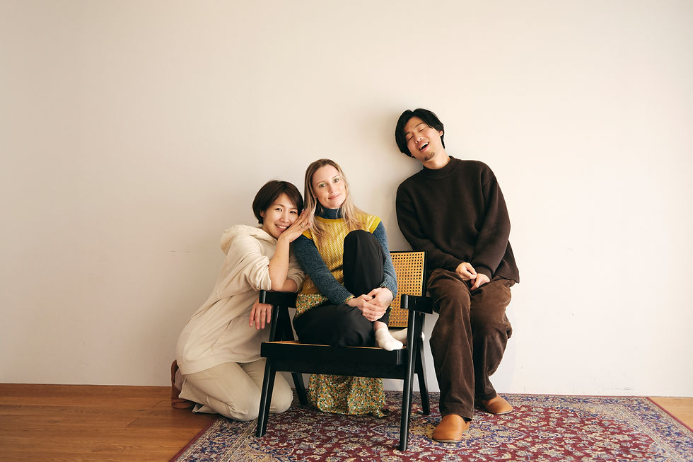 笑顔の三人のポートレート 白い壁の前で座っている ハマダノブヒロ