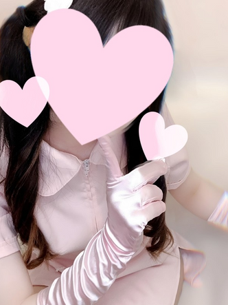 ピンクの衣装を着た女性、ハートマーク