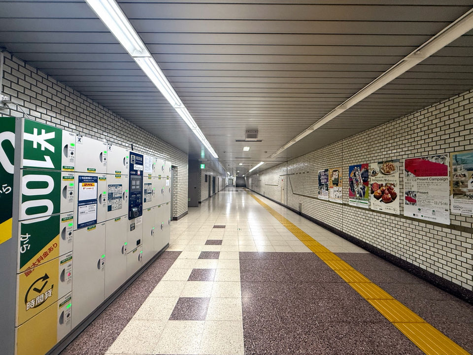 地下通路のロッカーと交通広告