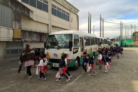 幼稚園のバスと子供達。11月【年中】今週の様子、園児たちがバスに向かっている様子。