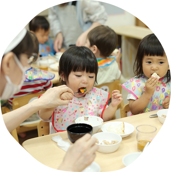 食事をする園児