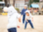 子供と先生が笑顔でいる様子