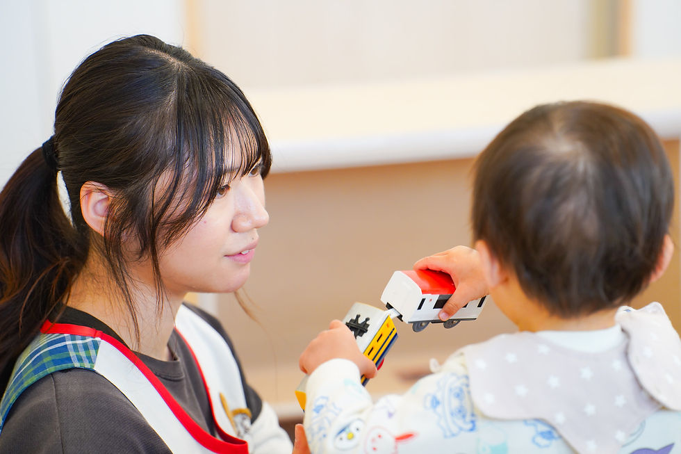 子どもと話す保育士