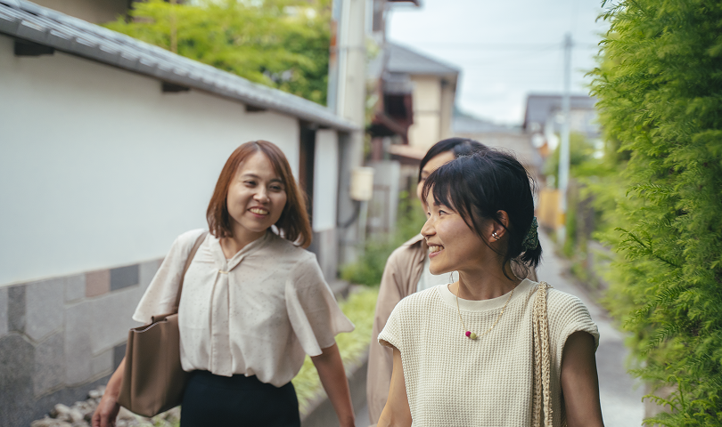 やす井別邸近くの風情ある街並みを散策する女性たち