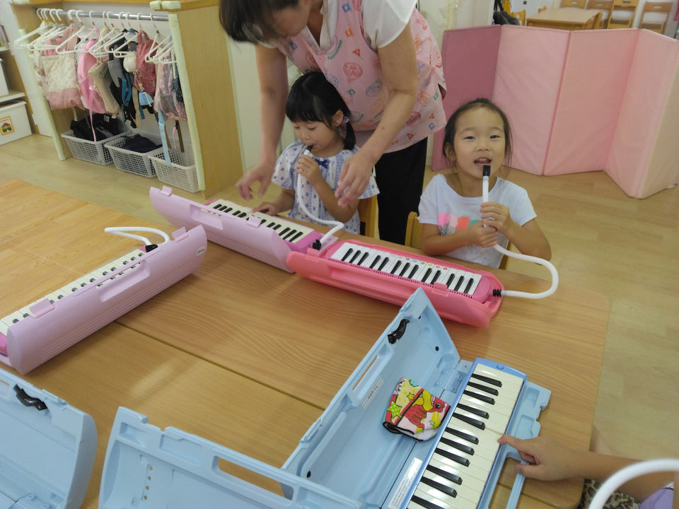 ピアニカを演奏する園児