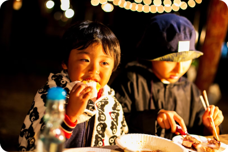 夜の研修で食事を楽しむ子供たちの様子