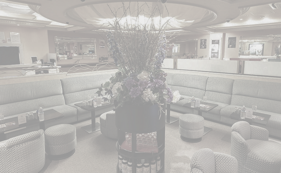 豪華なソファー席と、美しい装飾の店内。落ち着いた雰囲気のラウンジ空間です。