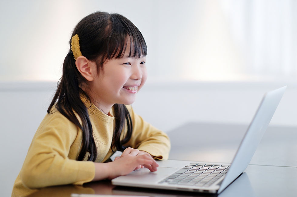 笑顔でノートパソコンを使う女の子