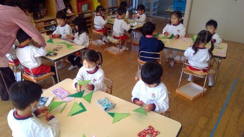 園児たちが工作、先生がサポート。みんなで集中。10月【年少】園外遠足、楽しそうな雰囲気。