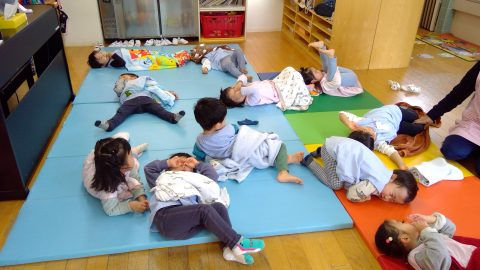 子供たちがマットで昼寝。7月【年少々】今週の様子、先生が見守る保育園の様子。
