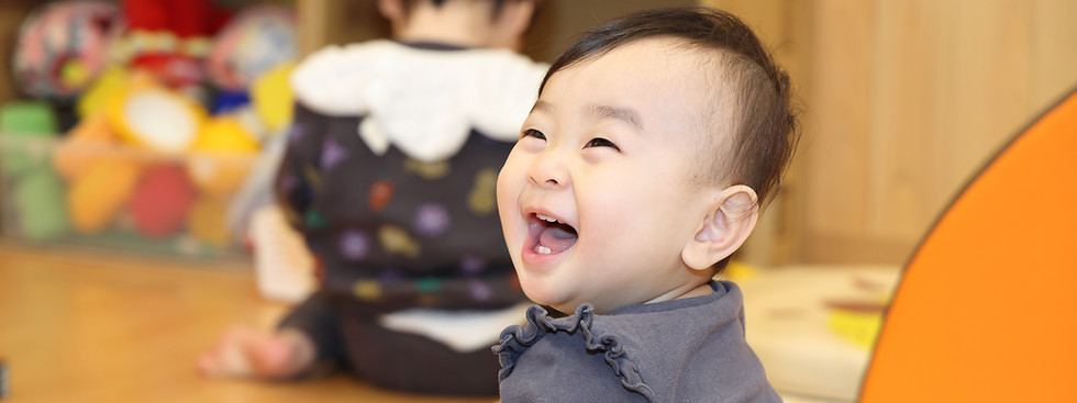 笑顔の赤ちゃん、保育園で遊ぶ