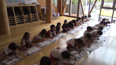 園児たちが床に座り、絵を描いています。１１月【年長】今週の様子 子供たちは集中して作業中。