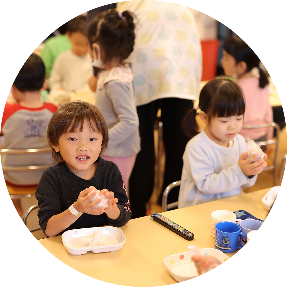 給食を食べる園児