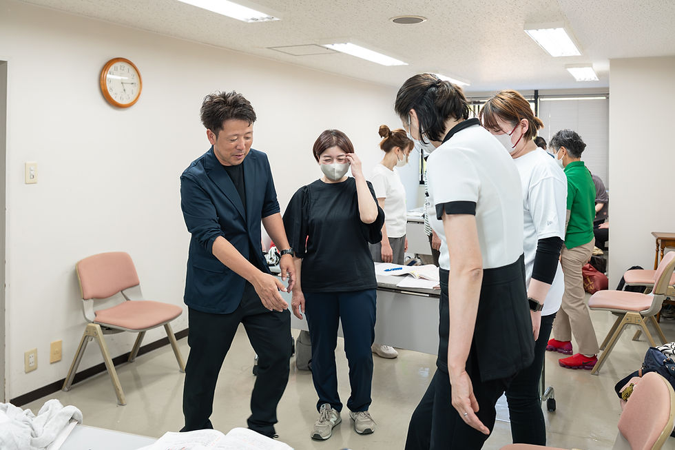 講座で男性が女性に指導