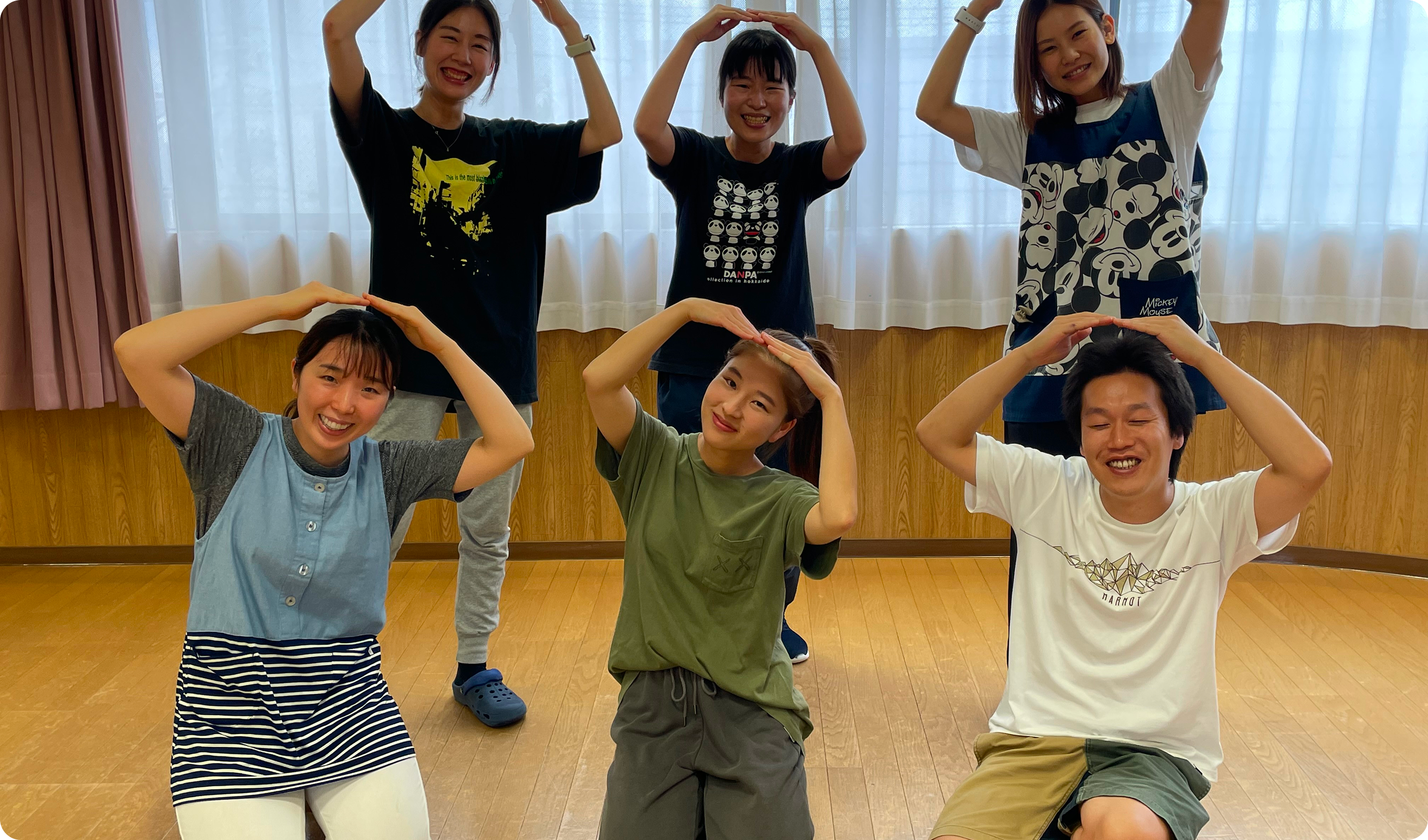 笑顔の職員7名