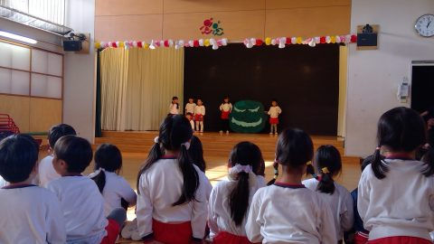 園児たちが舞台で劇を披露、10月【年少】園外遠足、観客席には園児達が座っています。