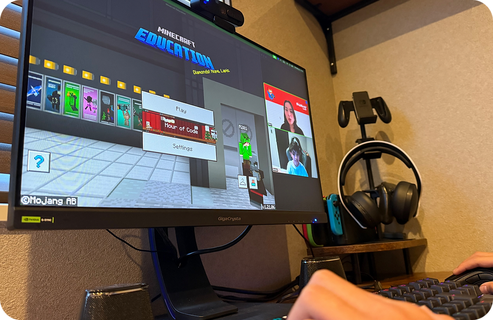 マインクラフト教育版とビデオ通話画面、キーボードを操作する手