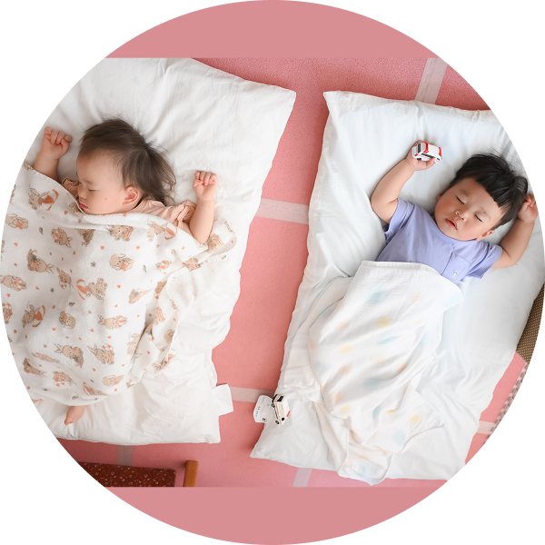 お昼寝中の赤ちゃん2人