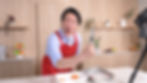 驚く男性が調理ばさみを持つ