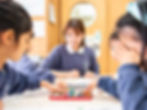 子供と先生が笑顔でいる様子