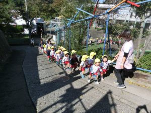 幼稚園児が手をつないで散歩、先生が付き添う。年少組　散歩、楽しい遠足の様子。
