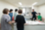 会議室で男性が数人に説明している